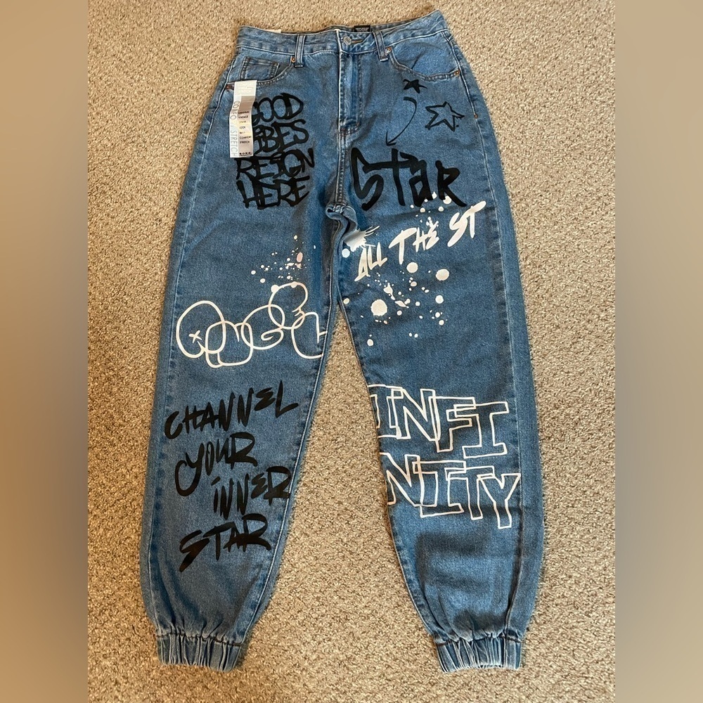 Women’s graffiti joggers. - Picture 3 of 7